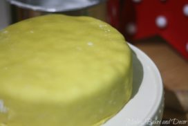 Decorating a Christmas Cake - Makes, Bakes and Decor