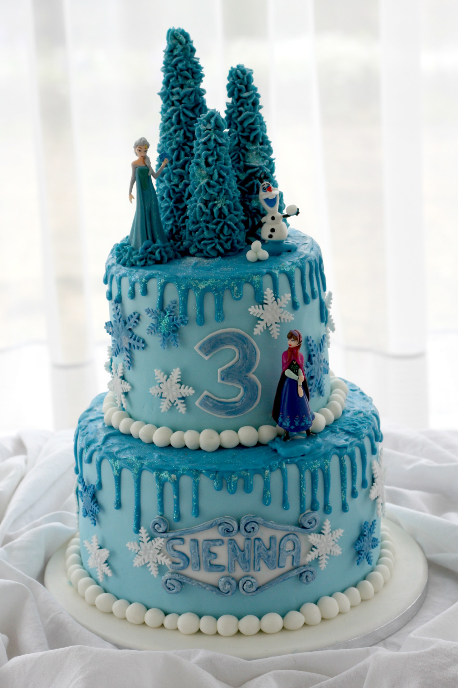 frozen-birthday-cake-makes-bakes-and-decor