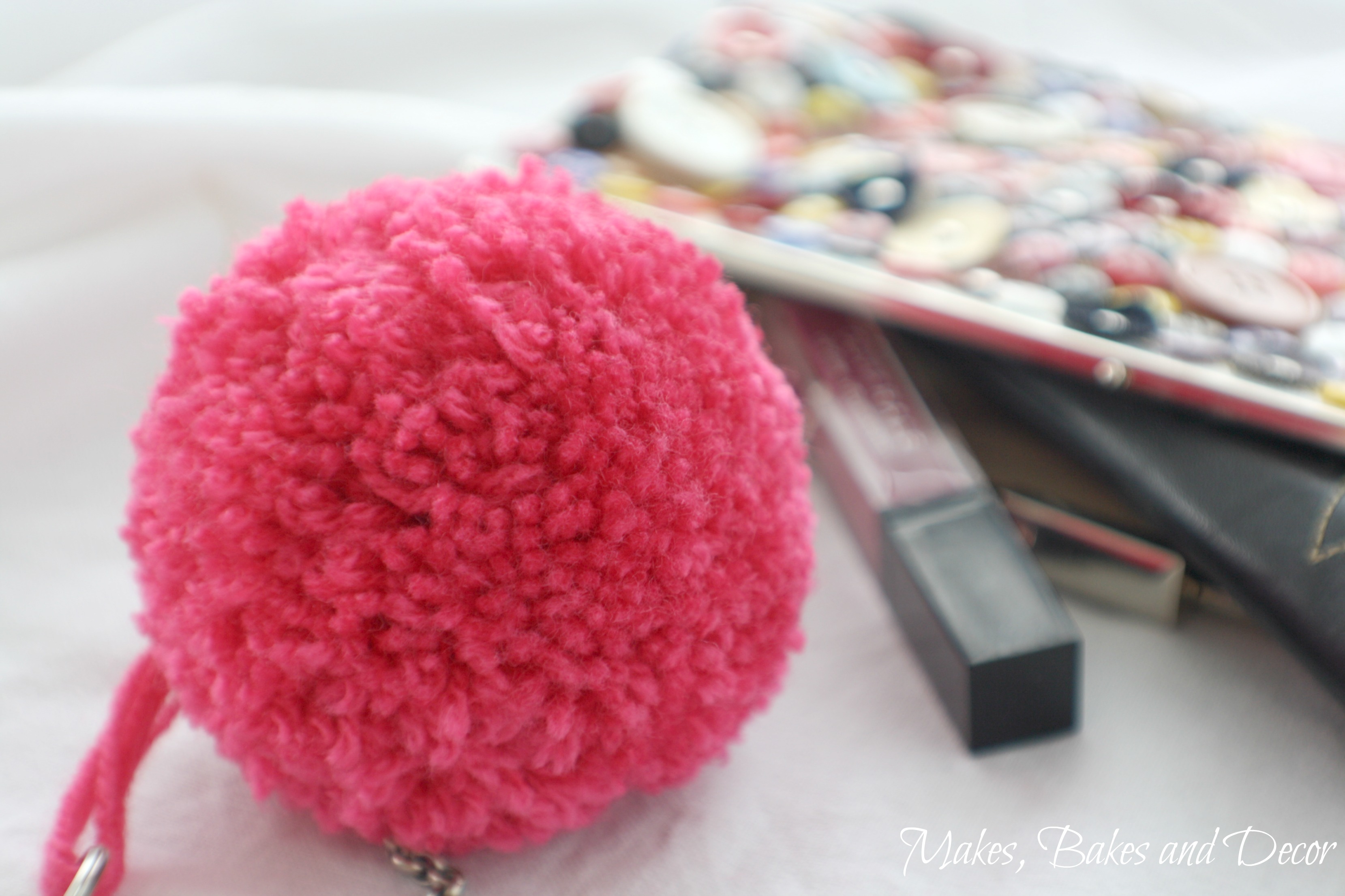 Landbrugs Beskæftiget efter skole Pom Pom Keyring - Makes, Bakes and Decor