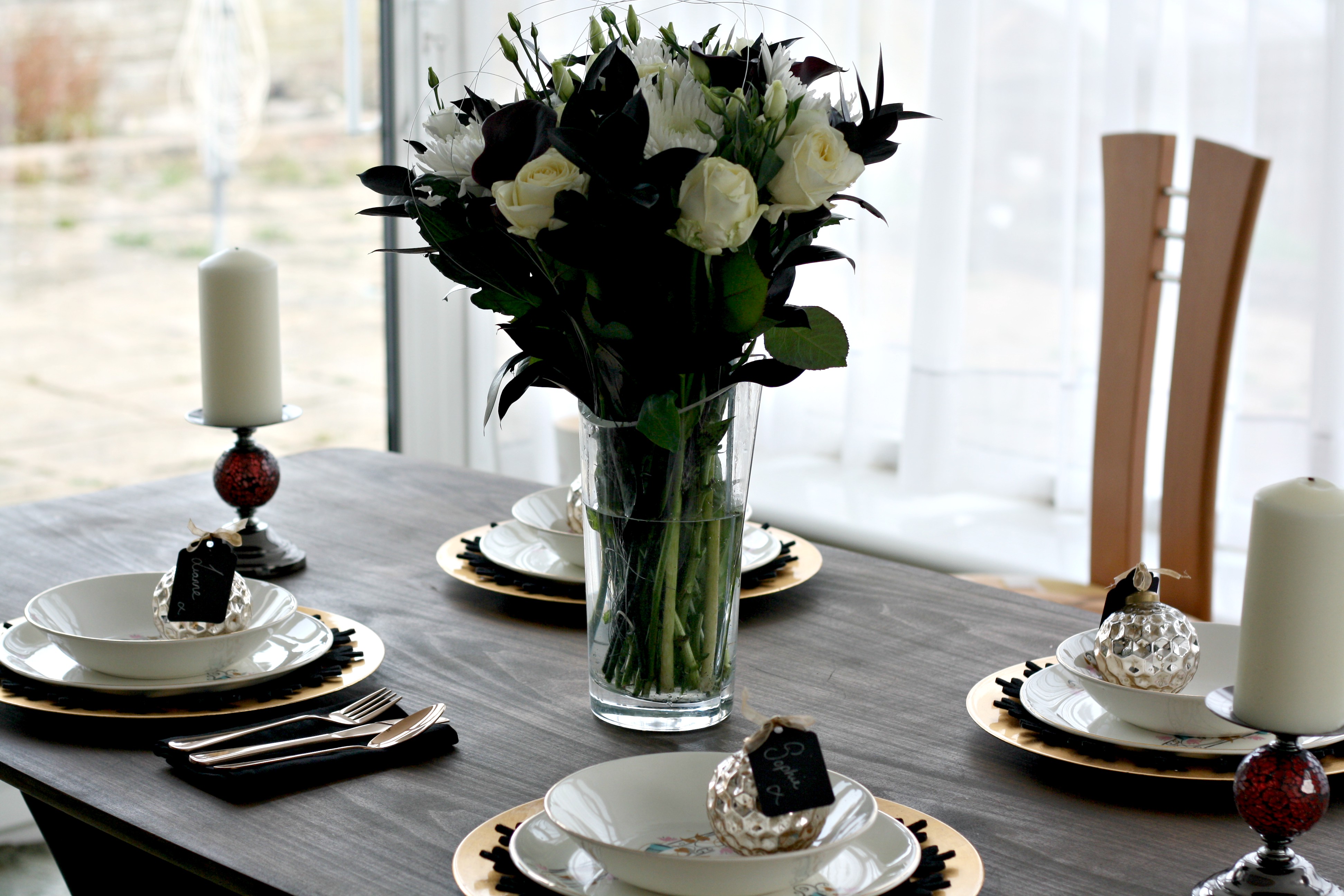 decorate your christmas table with fresh flowers