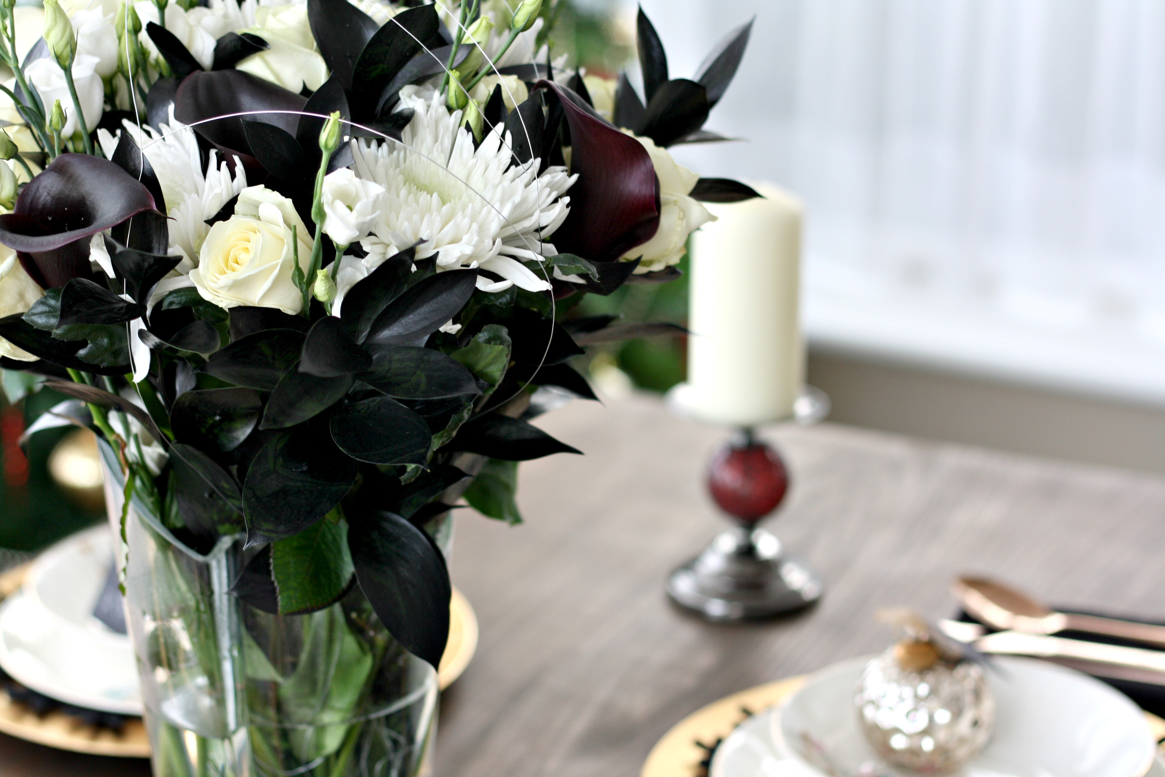decorate your christmas table with fresh flowers