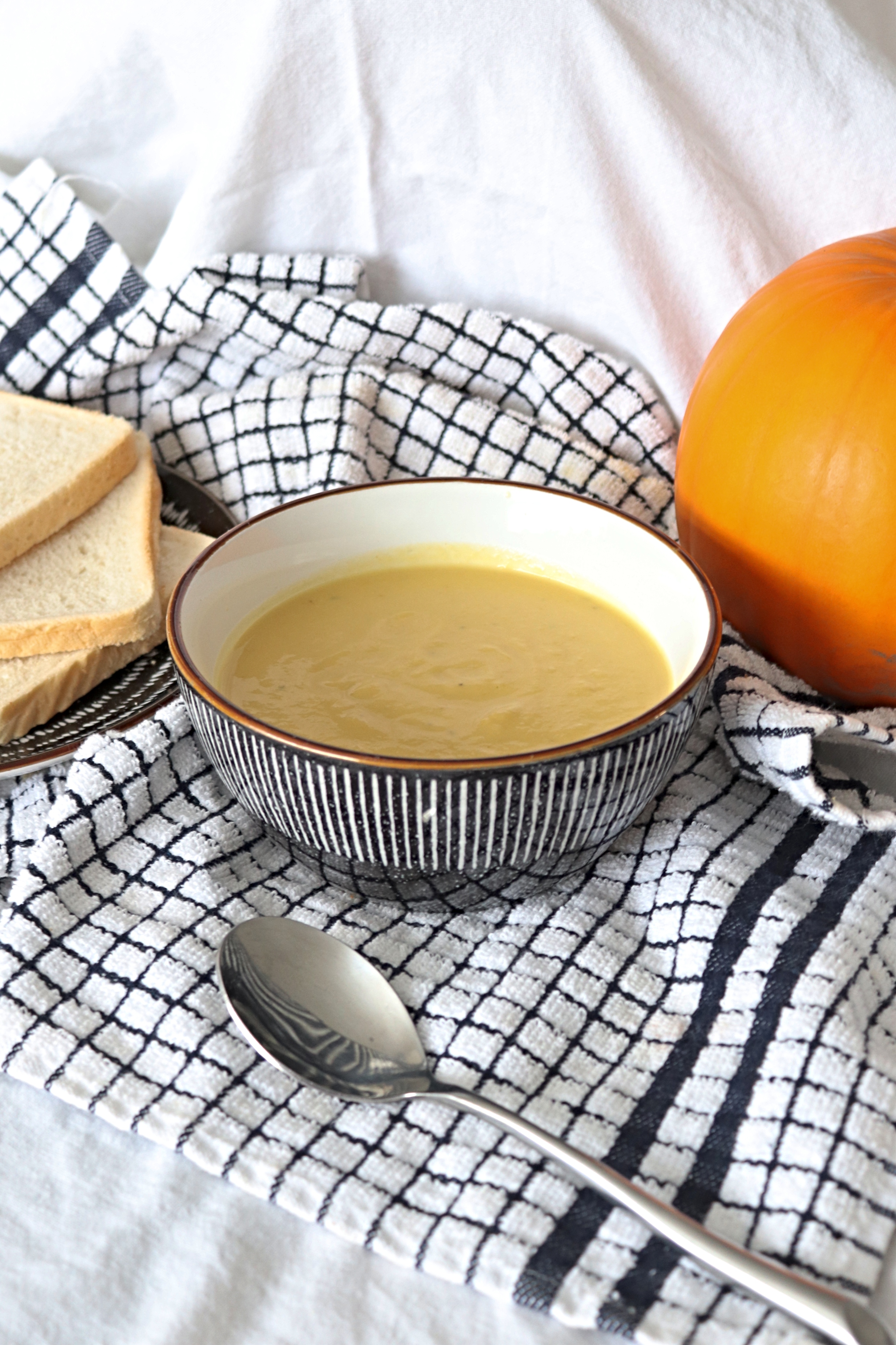 roast-pumpkin-soup-makes-bakes-and-decor